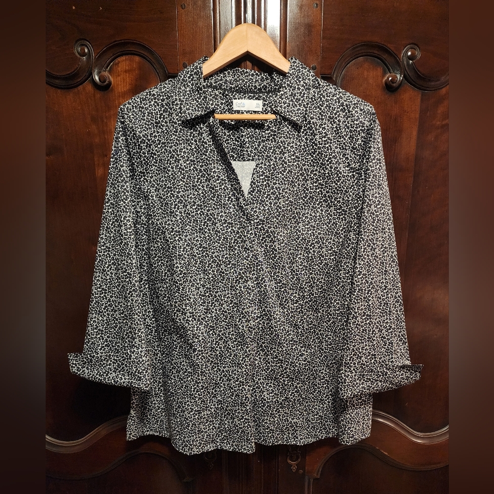 CROFT & BARROW - NWT, Black and White Floral Blouse